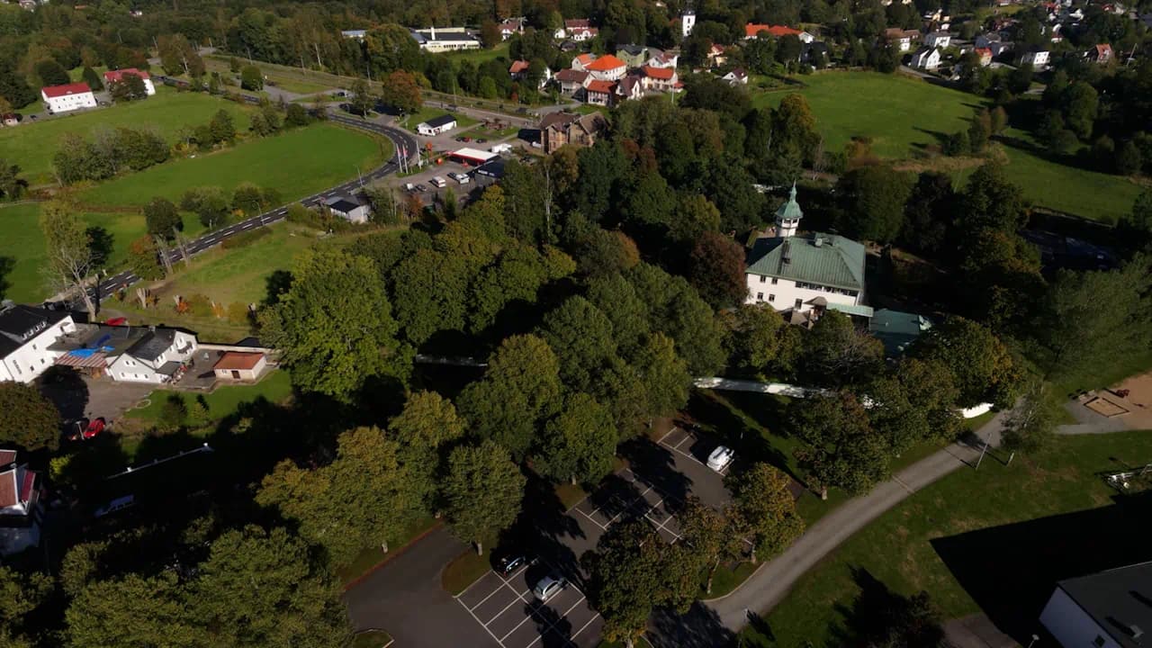 Fritsla från ovan, med gröna ängar, lövträd och villor